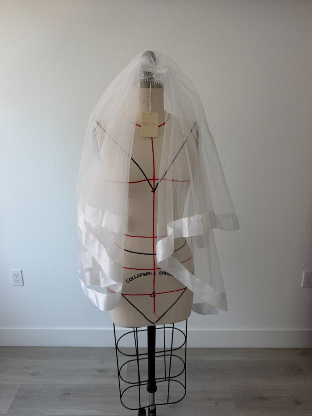 new with tag lace fingertip length veil style with comb